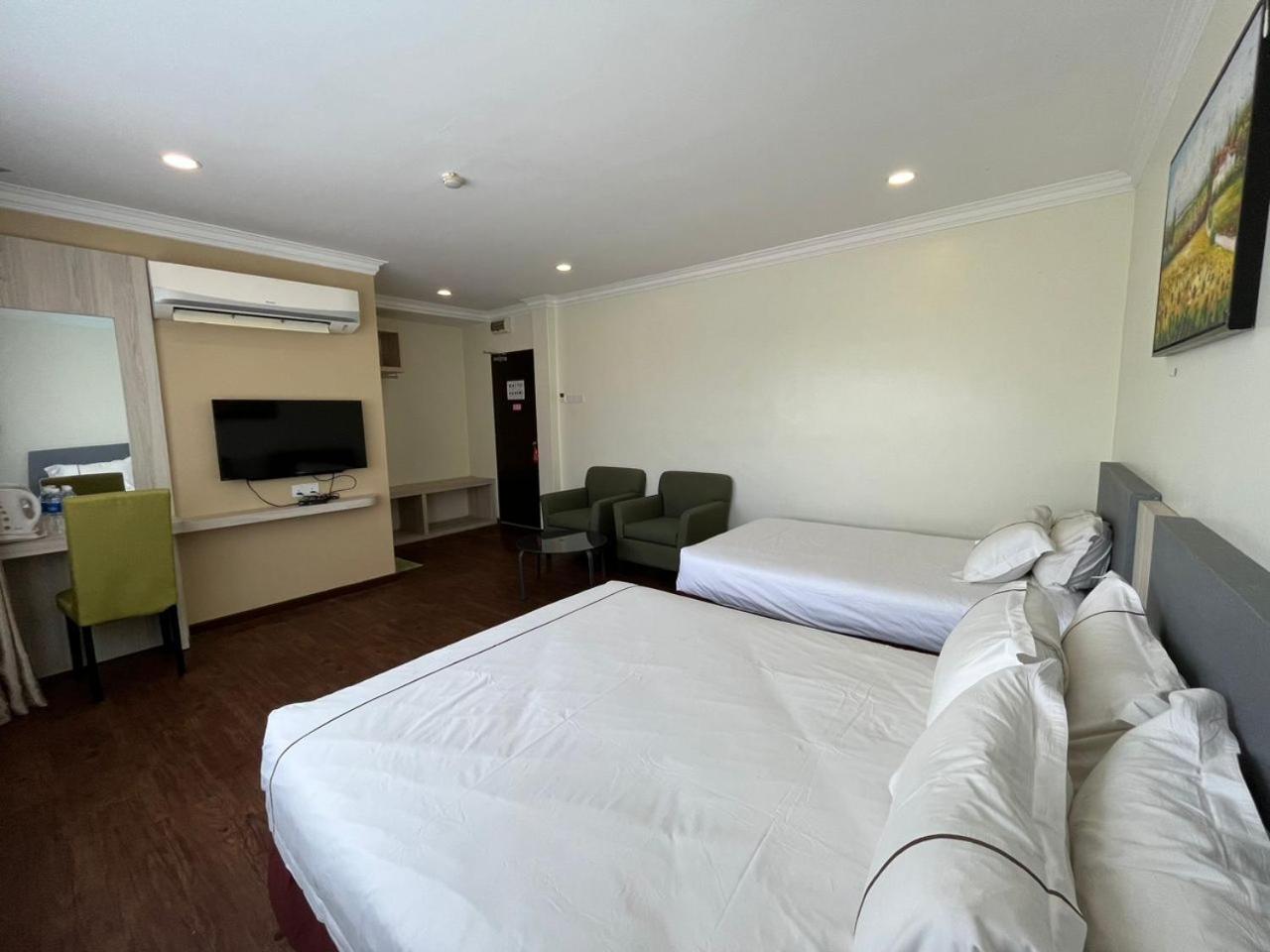 Angsoka Hotel Teluk Intan Esterno foto